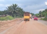 Warga Keluhkan Jalan Lintas Pekanbaru Duri, Akibat Tanah Bertaburan dan Berserakan dari Mobil Pengangkut Tanah