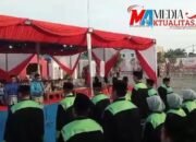 Usai Dilantik, Camat Pinggir Zamarico Dakanahay, S,Sos.M.Si, Secara Simbolis Menyerahkan SK Kepada 17 Dewan Hakim