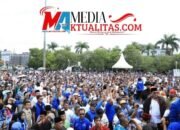 Kelmi Amri dan Asparaini Diantar Ribuan Masa ke KPU RohulKelmi Amri dan Asparaini Diantar Ribuan Masa ke KPU Rohul