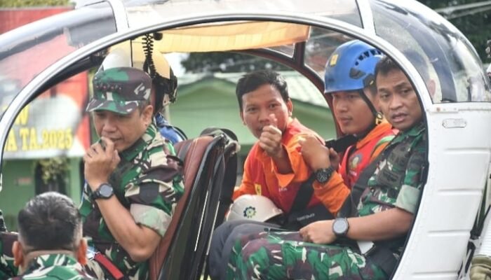 Danrem 023/KS Terobos Lokasi Longsor! Akses Jalan Lumpuh, Evakuasi Berkejaran dengan Ancaman Cuaca Buruk