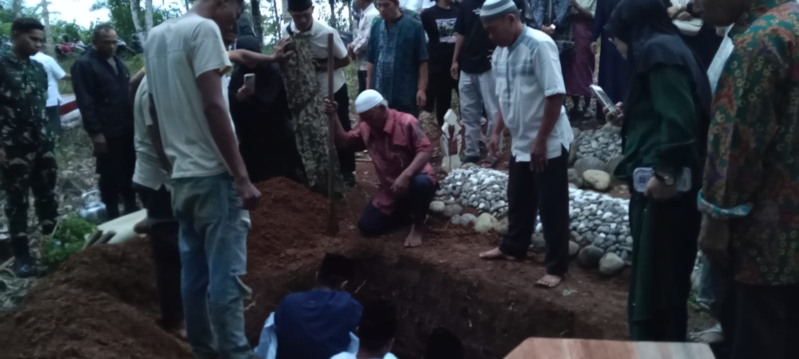 Warga Mengantar Jenazah Novia Sihotang ke Pemakaman