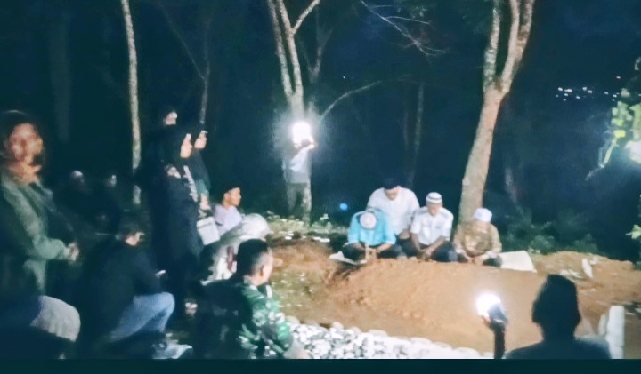 Tangis Malam di Perbukitan, Novia Dimakamkan dengan Penerangan Seadanya Usai Wafat Saat Latsarmil di Jakarta