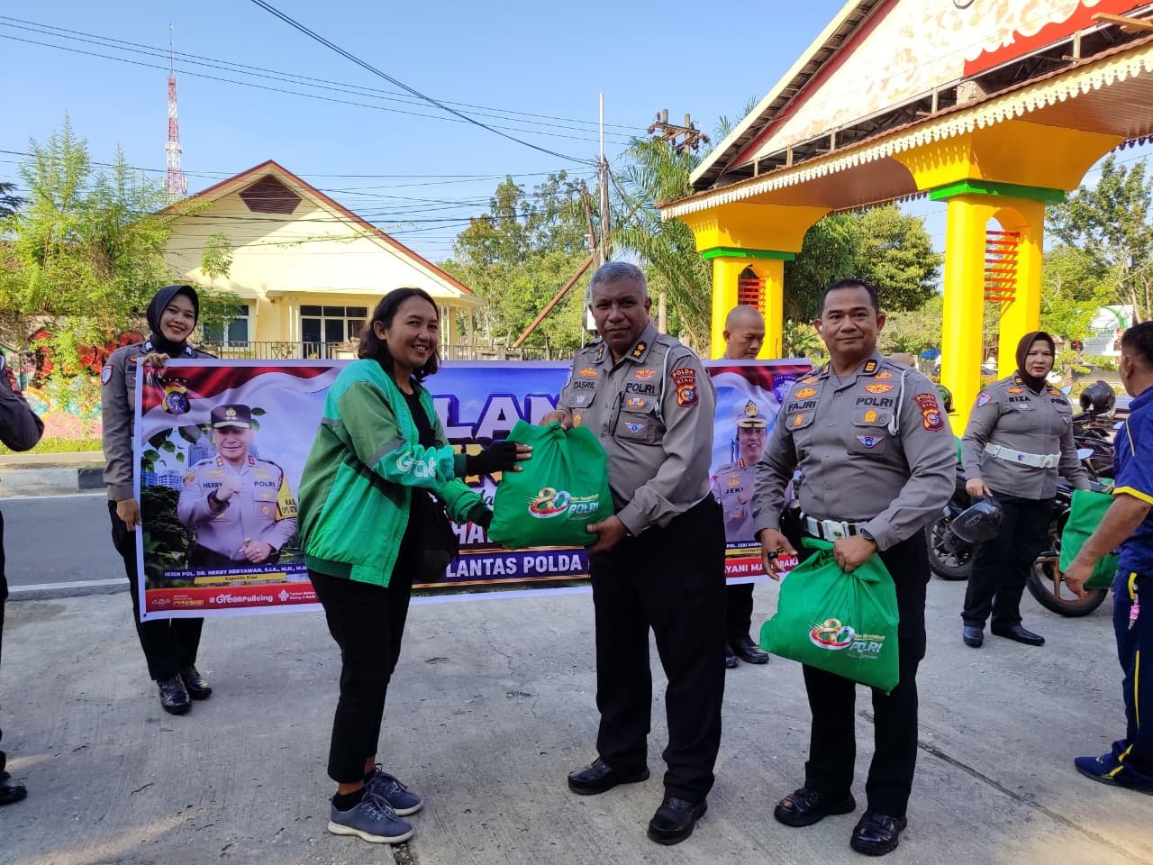Rest Area Ojol Polda Riau diresmikan bersamaan dengan pembagian paket sembako pada Hari Bhayangkara ke-80.