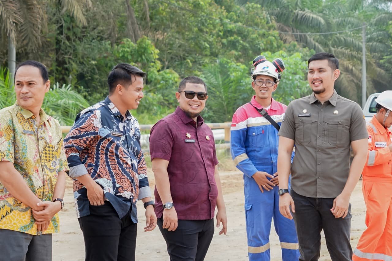 Camat Mandau bersama jajaran PT Pertamina Hulu Rokan meninjau Perbaikan Jalan Tegar di Kelurahan Pematang Pudu, Kecamatan Mandau
