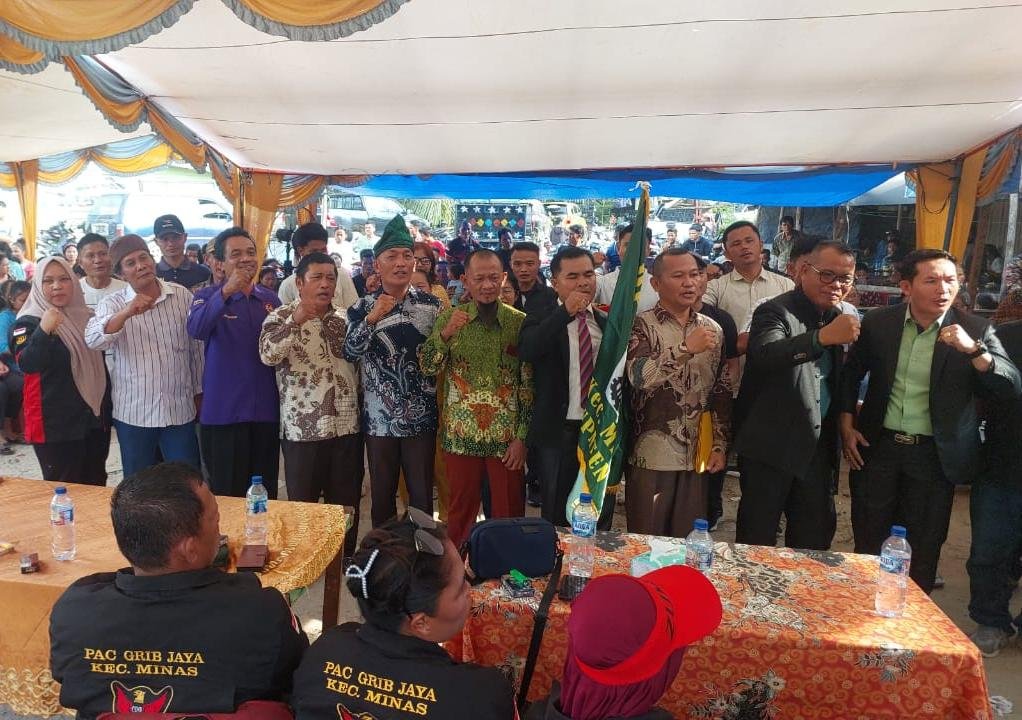 Pengurus DPC PKNR Kecamatan Minas periode 2026–2031 bersama tamu undangan berfoto usai pelantikan di Minas Barat, Kabupaten Siak, Minggu (28/6/2026).