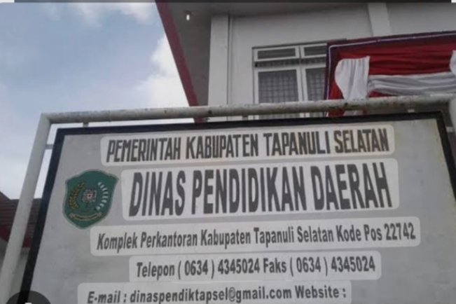 Papan nama Dinas Pendidikan Kabupaten Tapanuli Selatan yang menjadi sorotan terkait lambannya penanganan laporan dugaan pelanggaran moral Plt Kepala SD Panompuan Baru.