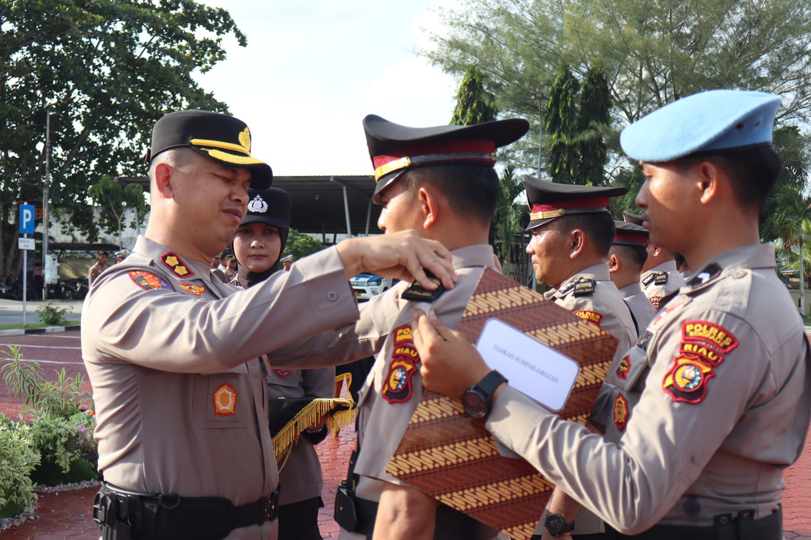 Kapolres Bengkalis AKBP Fahrian Saleh Siregar memimpin acara kenal pamit pejabat utama dan Kapolsek Mandau di Aula Tantya Sudhirajati Polres Bengkalis.