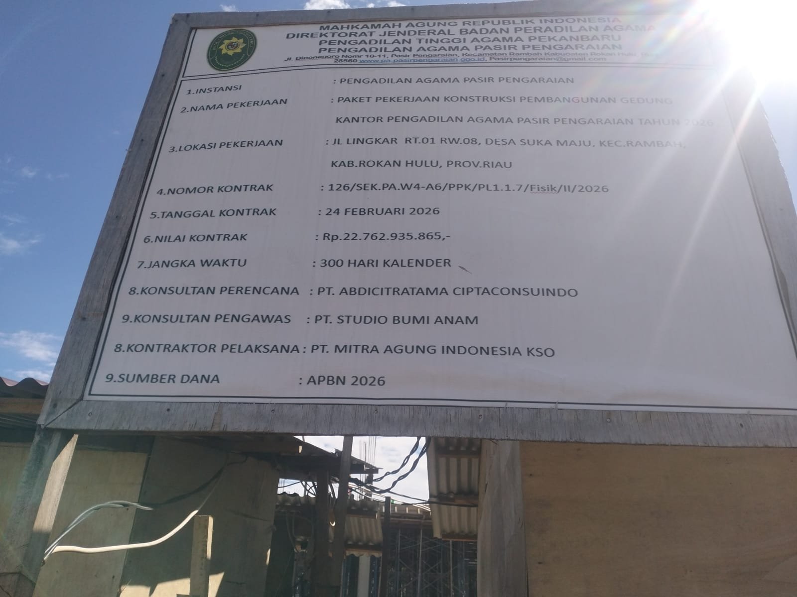 Papan informasi proyek pembangunan Gedung Pengadilan Agama Rokan Hulu di Desa Suka Maju, Kecamatan Rambah.