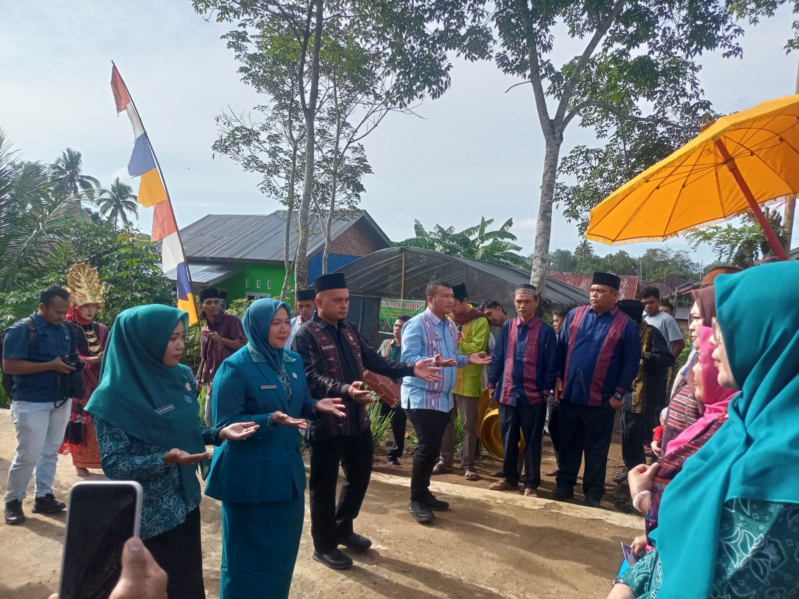 Camat Hutaimbaru dan Sekda Padangsidimpuan menyambut Tim Evaluasi Aku Hatinya PKK Sumut di Desa Huta Padang.