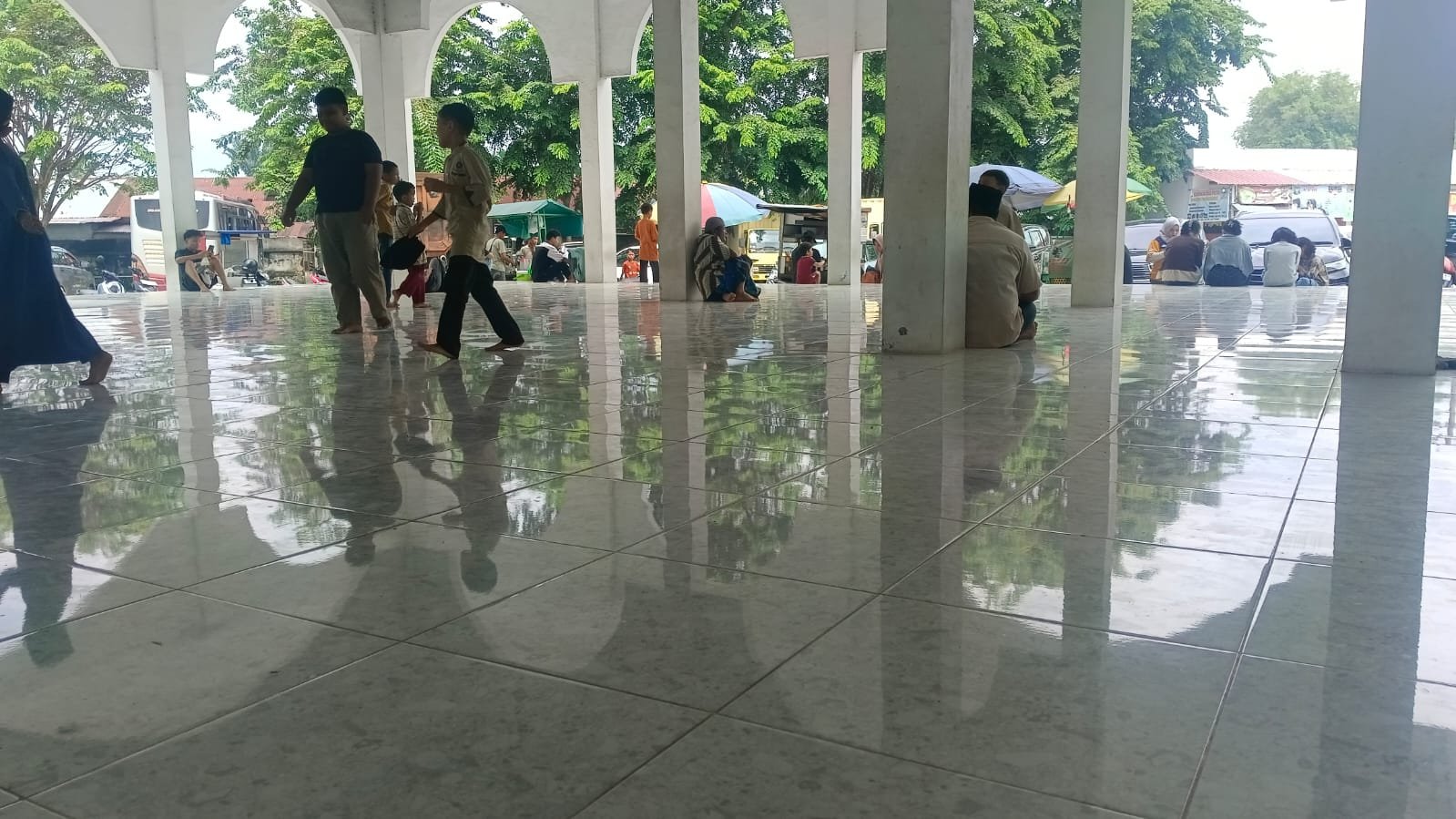 Anak-anak dan jamaah berada di serambi masjid sebelum pelaksanaan Shalat Jumat di Kota Dumai.