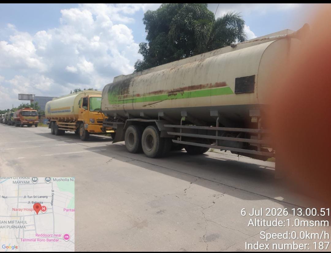 Truk tangki CPO parkir di Jalan Wan Amir, Dumai Selatan, menyebabkan kemacetan.
