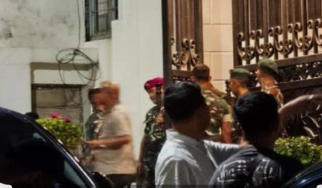 Rumah Jampidsus Febrie Adriansyah dijaga prajurit TNI di Jakarta Selatan.