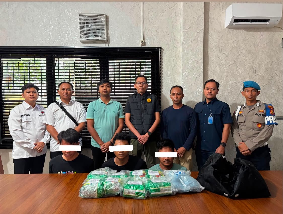 Kasat Resnarkoba Polres Bengkalis menunjukkan barang bukti delapan paket sabu dan ekstasi hasil pengungkapan jaringan narkoba.