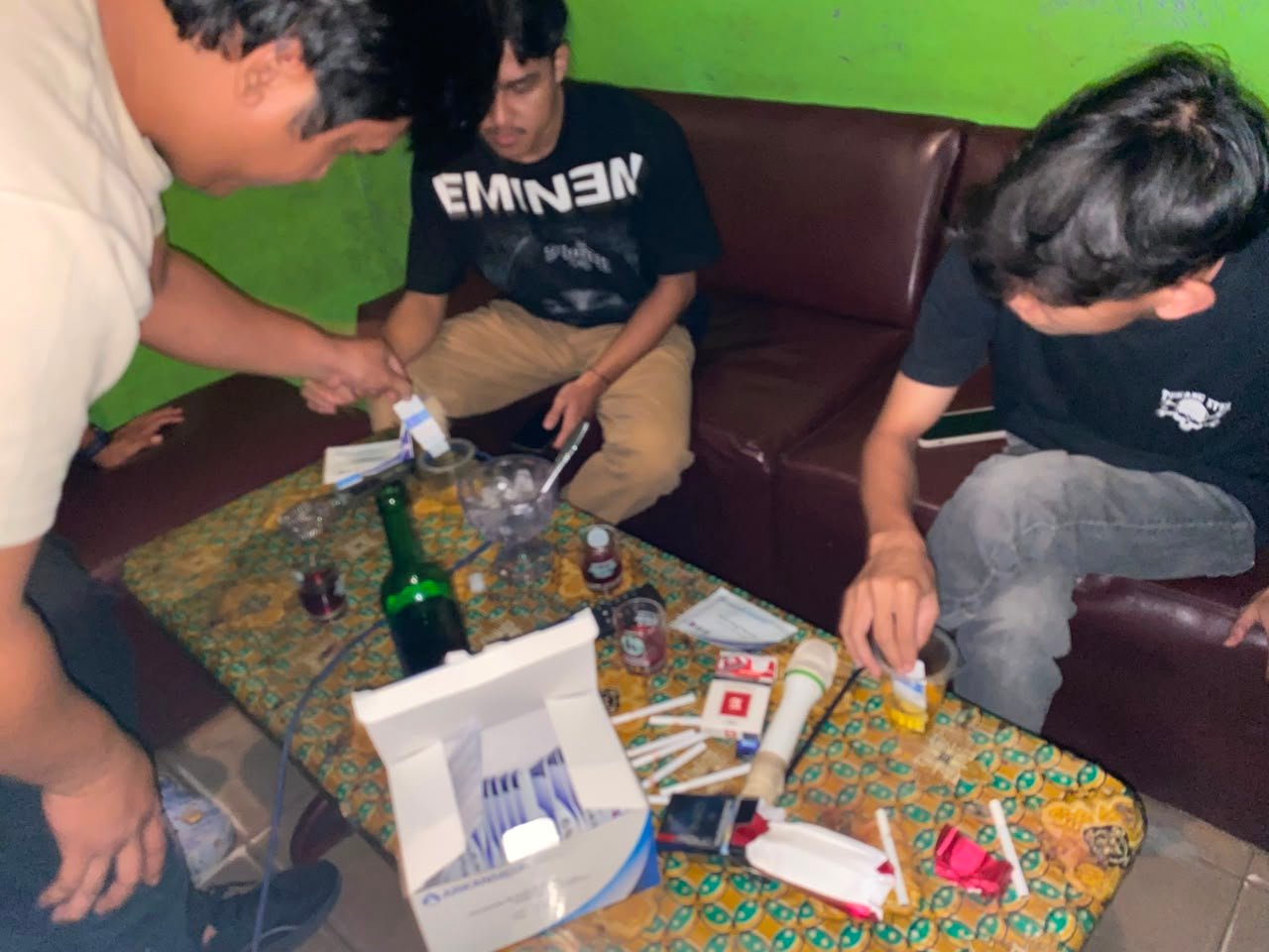 Petugas Polres Siak melakukan razia di sejumlah tempat hiburan malam di Kecamatan Kandis.