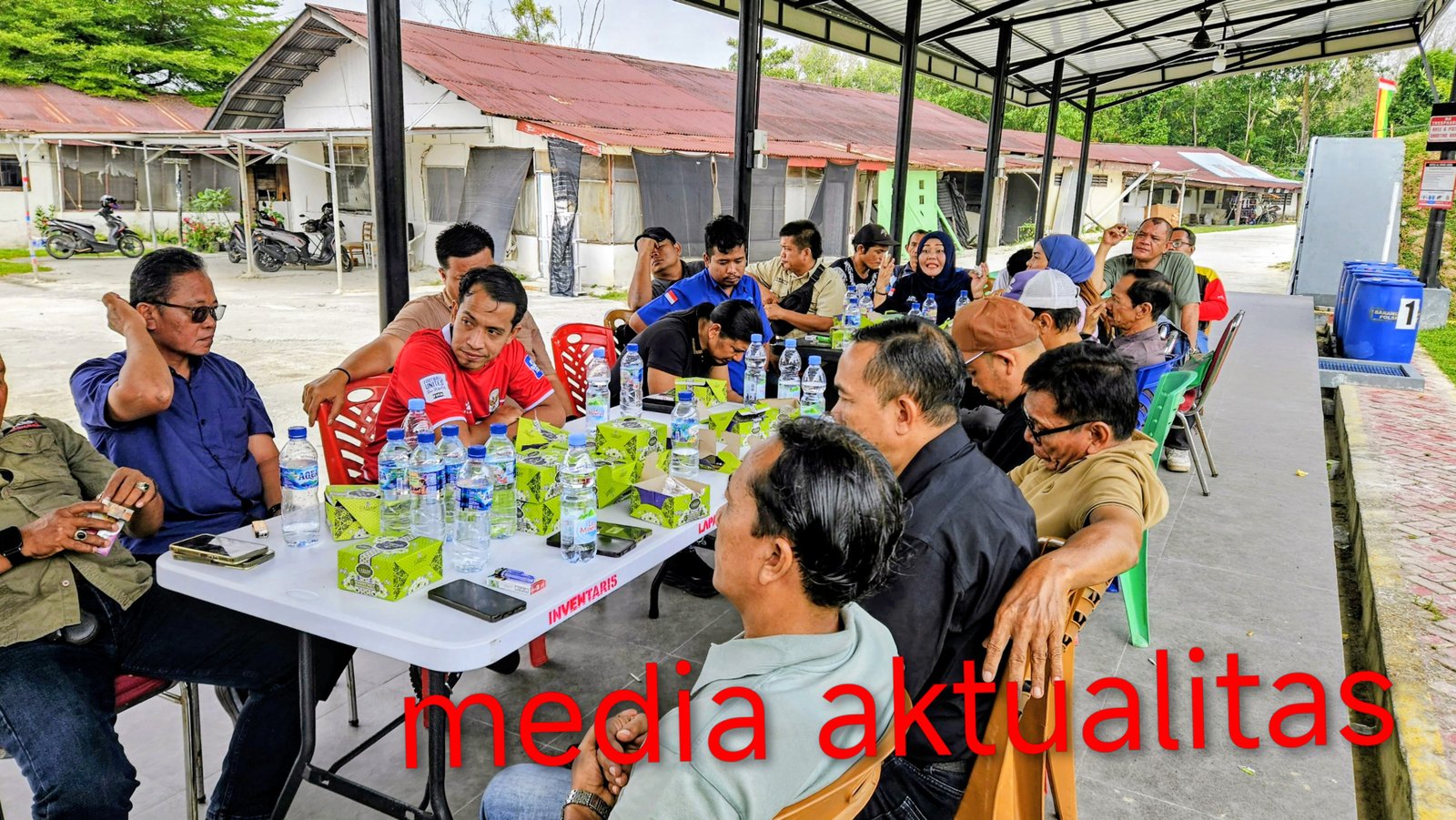 Kapolsek Mandau AKP I Made Pasek berdialog bersama wartawan dalam kegiatan coffee morning di Polsek Mandau.
