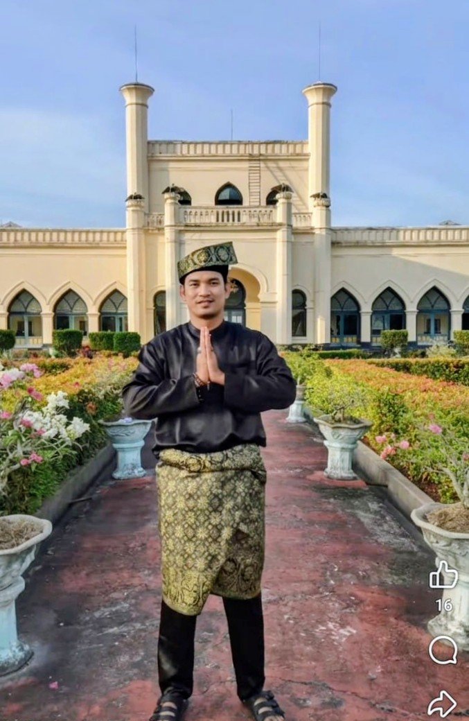 Wan Ade Syahputra berfoto di halaman Istana Siak Sri Indrapura usai mengikuti Ziarah Agung.