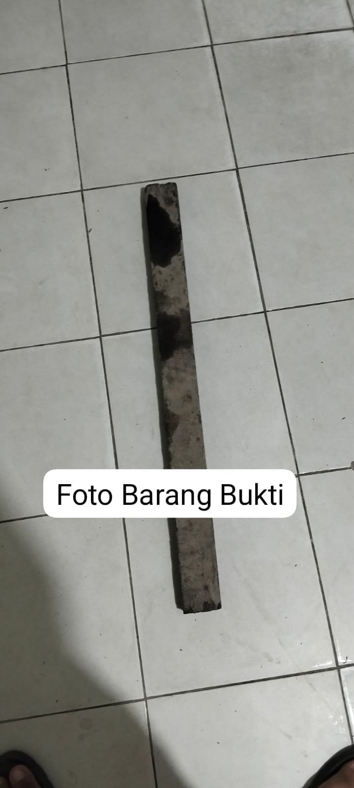 Barang bukti balok kayu kasus penganiayaan di Kecamatan Rupat.