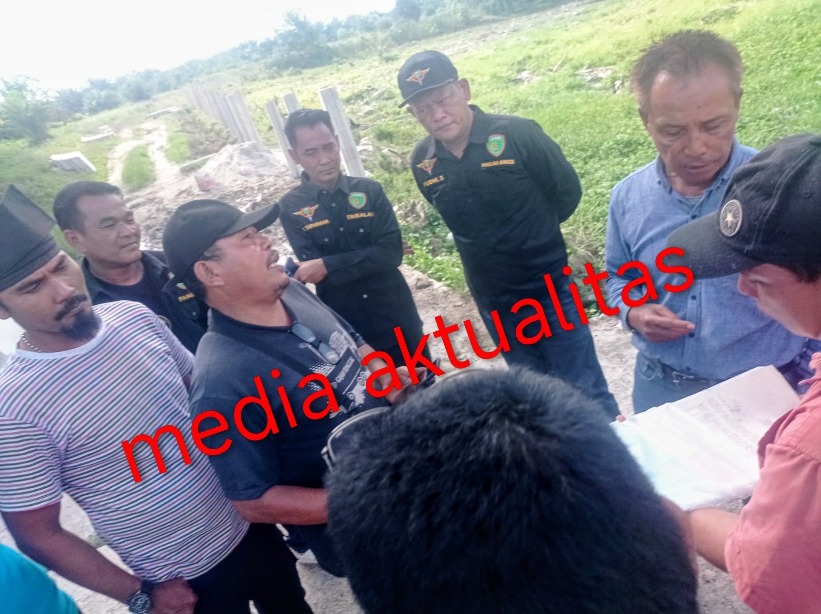 LHMB mendampingi warga meninjau akses lahan yang diduga ditutup di Kota Dumai.