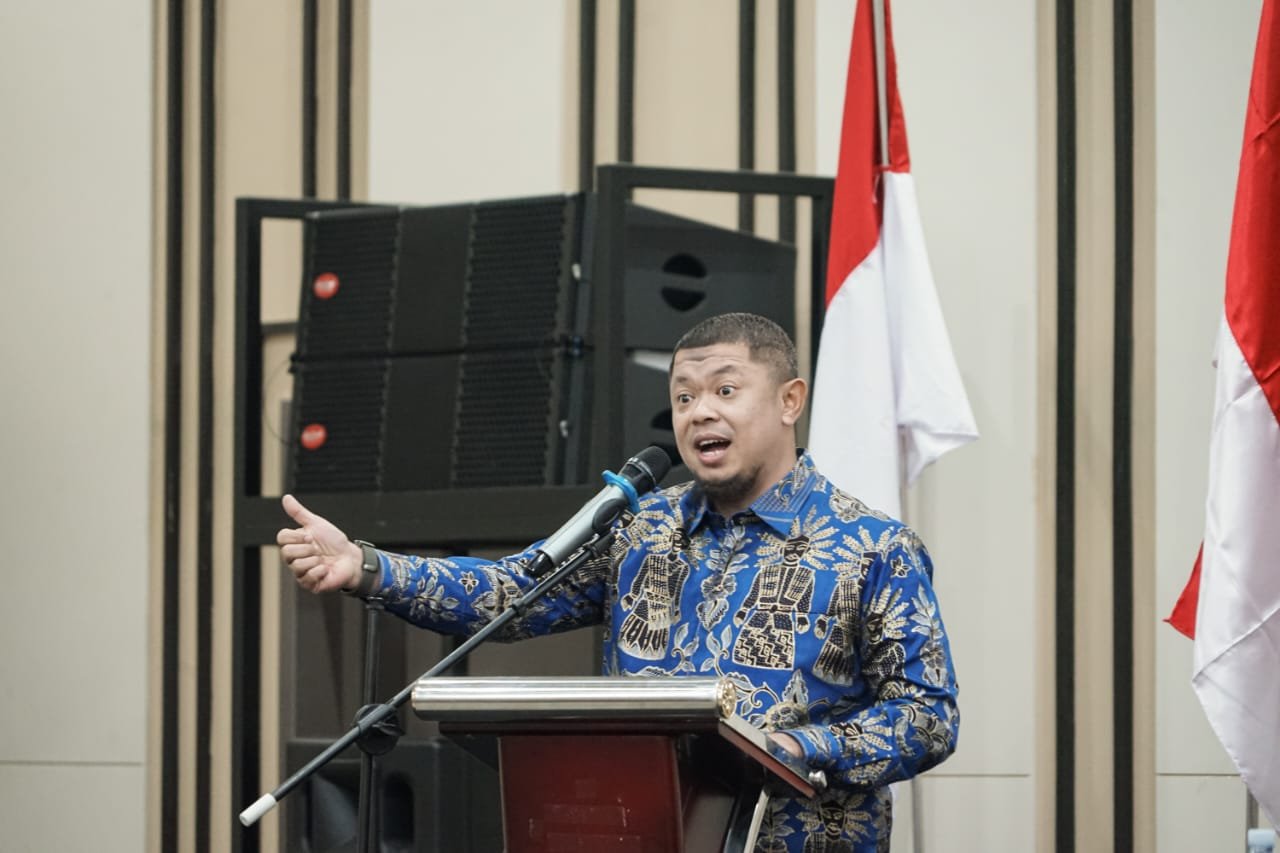 Camat Mandau Riki Rihardi menyampaikan sambutan pada Pelantikan Pengurus LPMK serta Ketua RW dan RT Kelurahan Air Jamban periode 2026–2031.