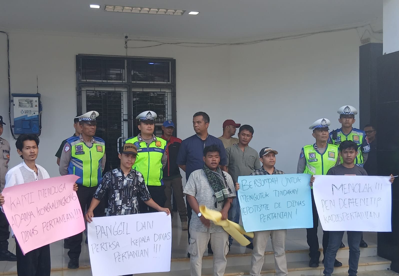 Mahasiswa AMBPK-SU menggelar aksi unjuk rasa di depan Kantor Dinas Pertanian Kabupaten Tapanuli Selatan menuntut pemeriksaan proyek jalan usaha tani.