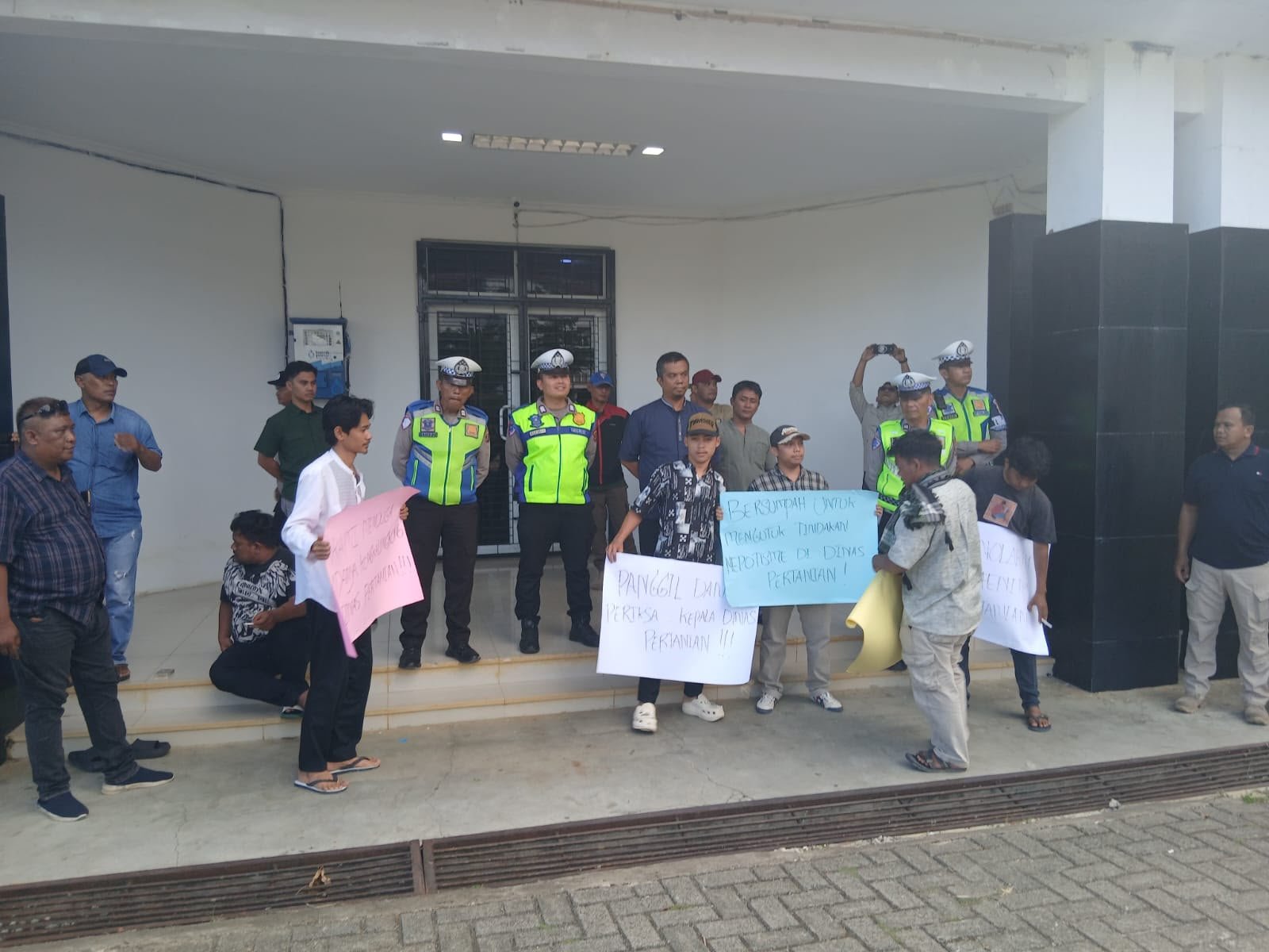 Mahasiswa Kembali Gelar Aksi di Dinas Pertanian Tapsel,Desak Pemeriksaan Proyek Jalan Usaha Tani