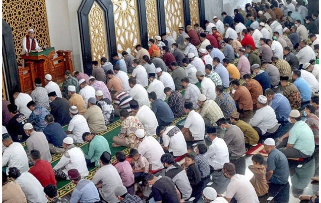 Menuntun Langkah Kecil ke Rumah Allah, Orang Tua Ramaikan Masjid Bersama Anak Saat Shalat Jumat
