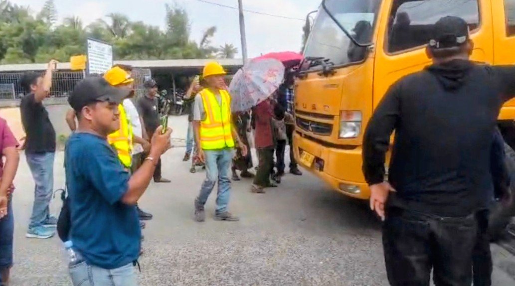 Warga dan pekerja berada di kawasan industri Lubuk Gaung saat terjadi ketegangan terkait pengelolaan parkir oleh BUMD Kota Dumai.