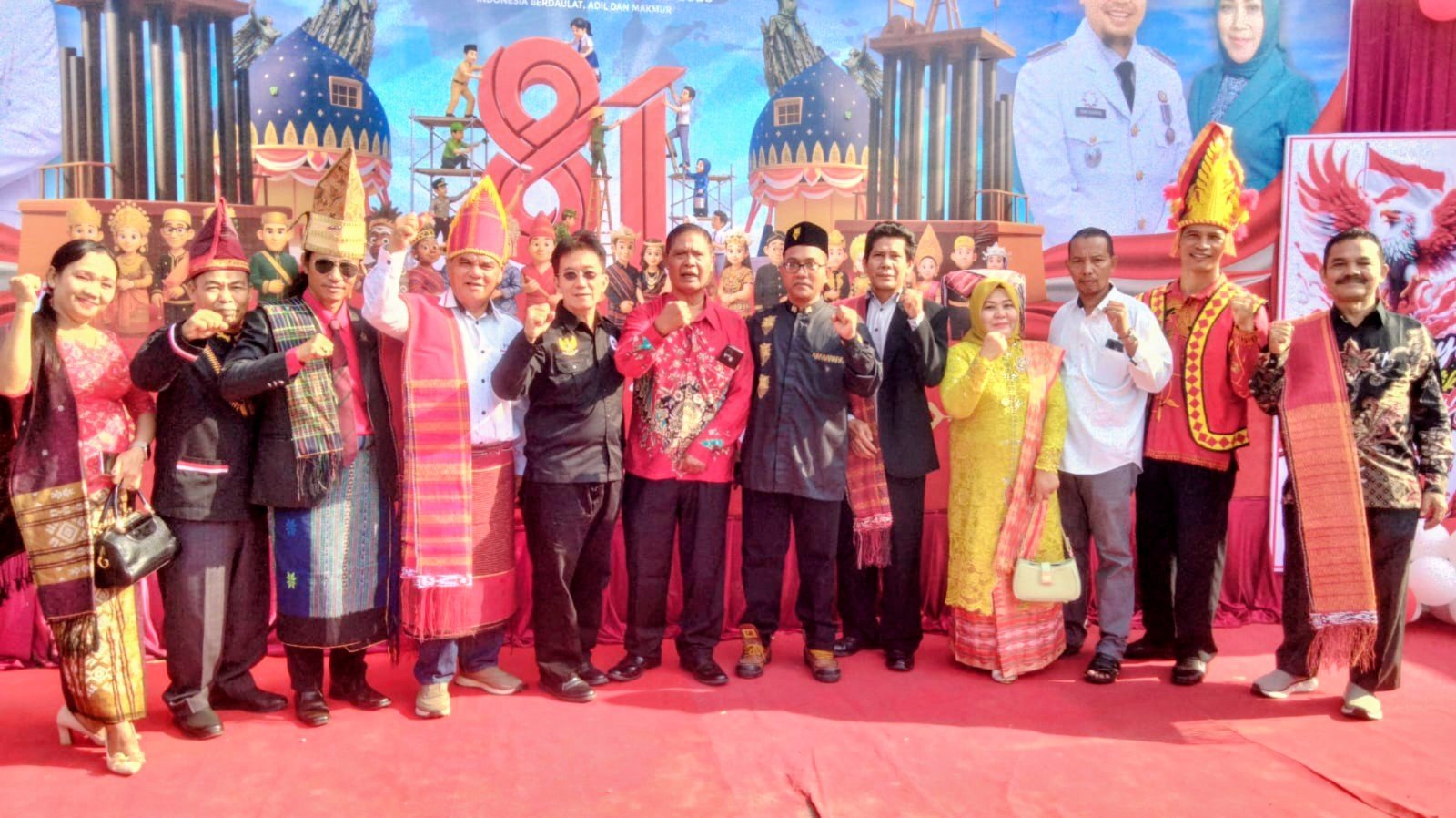 Pengurus PMBDS bersama sejumlah paguyuban dan tokoh masyarakat berfoto dalam rangka peringatan HUT ke-81 Kemerdekaan Republik Indonesia di Kecamatan Mandau.