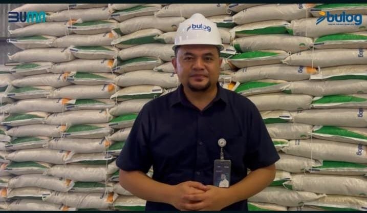 Pimpinan Perum Bulog Padangsidimpuan Dido Peto Sifarif di gudang beras Bulog