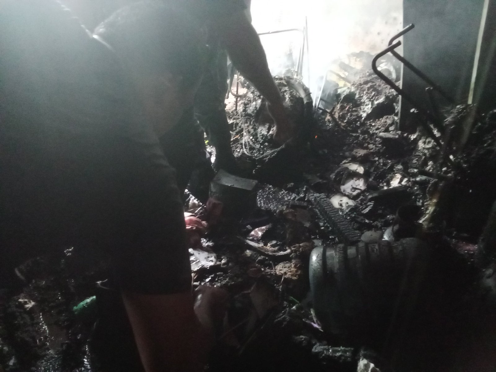 Petugas memeriksa lokasi rumah yang hangus terbakar di Gang Melati 7 Tano Bato Padangsidimpuan