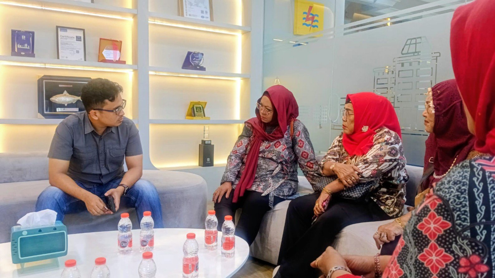 Tim media mendatangi kantor PLN Dumai untuk meminta klarifikasi terkait pemasangan tiang listrik