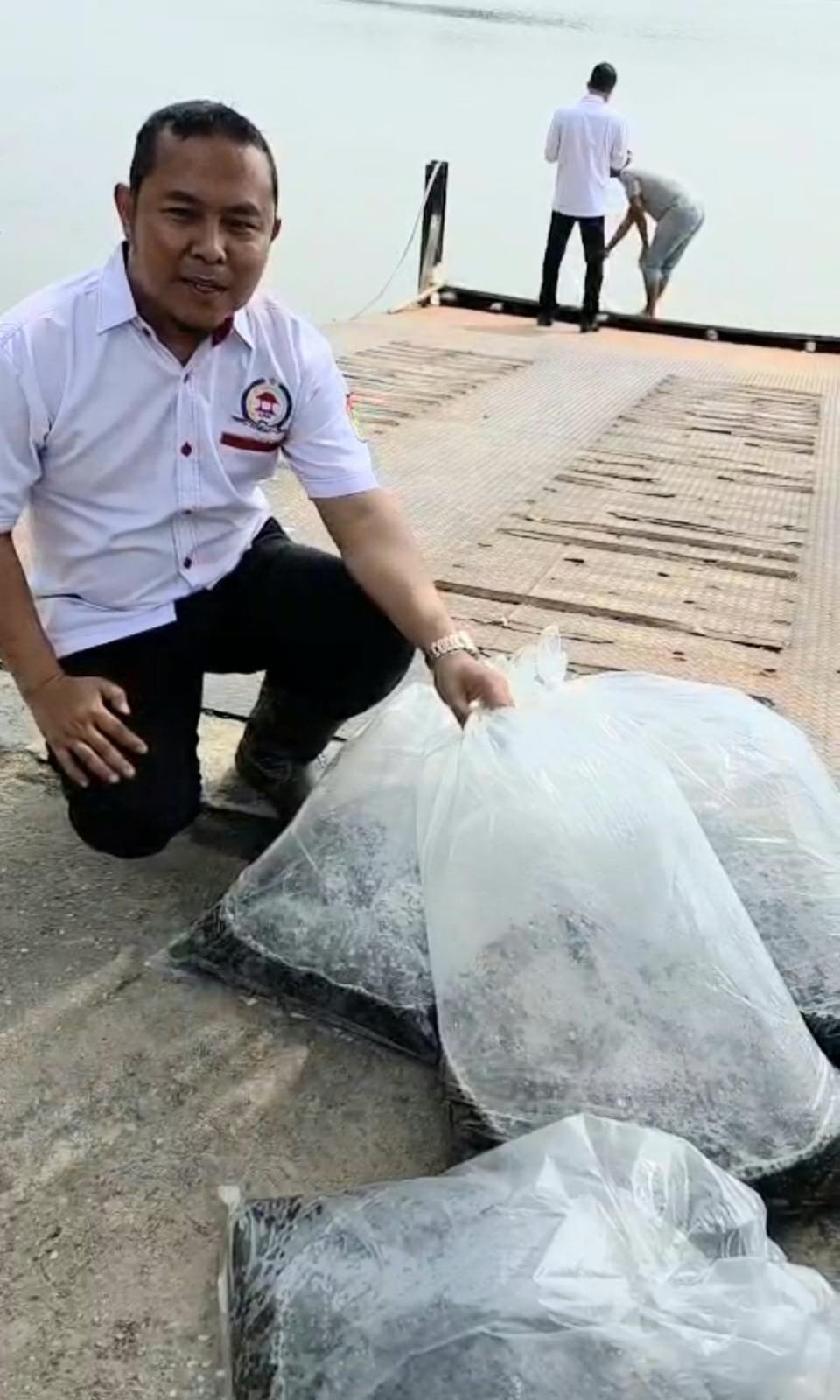 Rayakan HUT Ketua Umum, LPM Pekanbaru Lepas 20 Ribu Benih Ikan di Danau Buatan