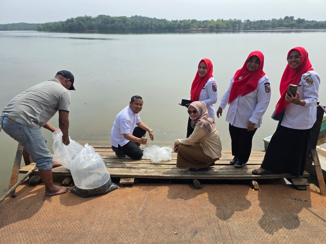 LPM Pekanbaru melepas 20 ribu benih ikan di Danau Buatan