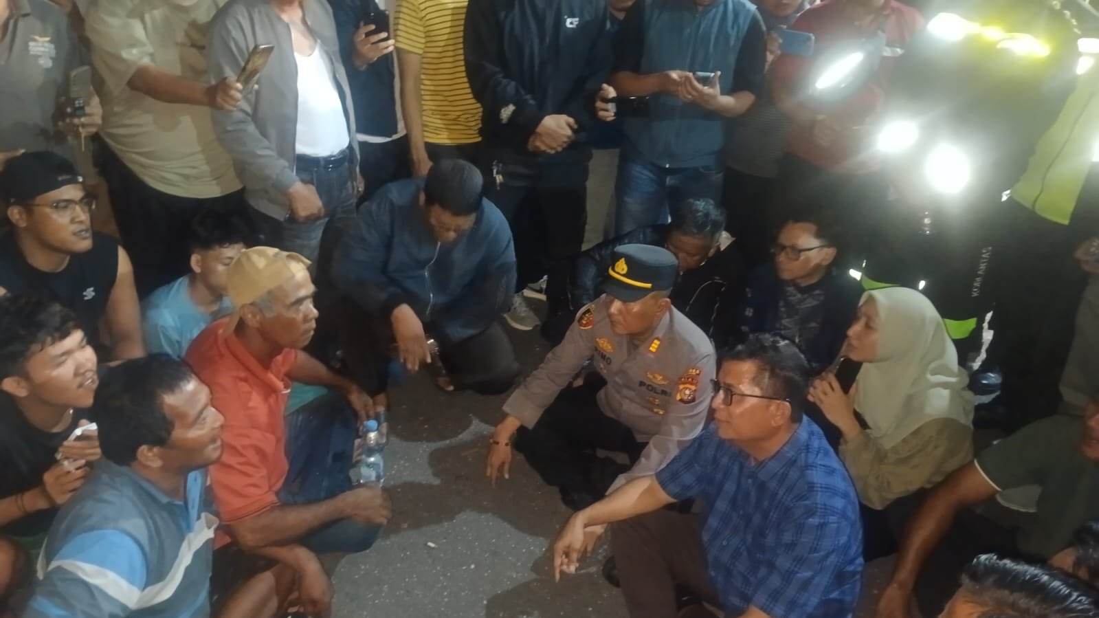 Warga Tanjung Palas berdialog dengan polisi usai dentuman terdengar dari Kilang Pertamina Dumai