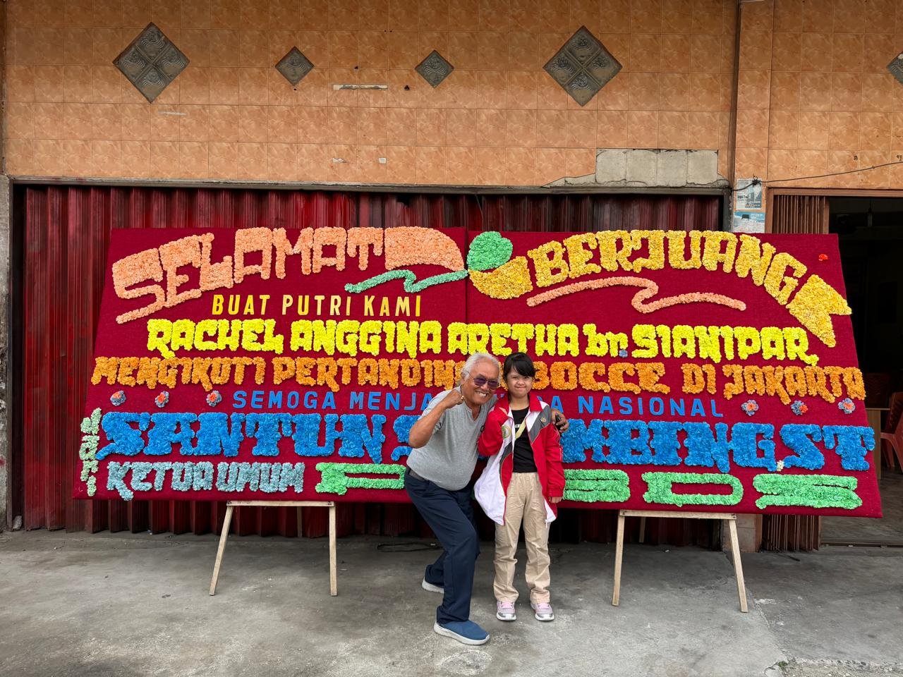 Rachel Aretha Anggina Sianipar bersama Ketua PMBDS Santun Sihombing sebelum berangkat mengikuti kejuaraan bocce tingkat nasional