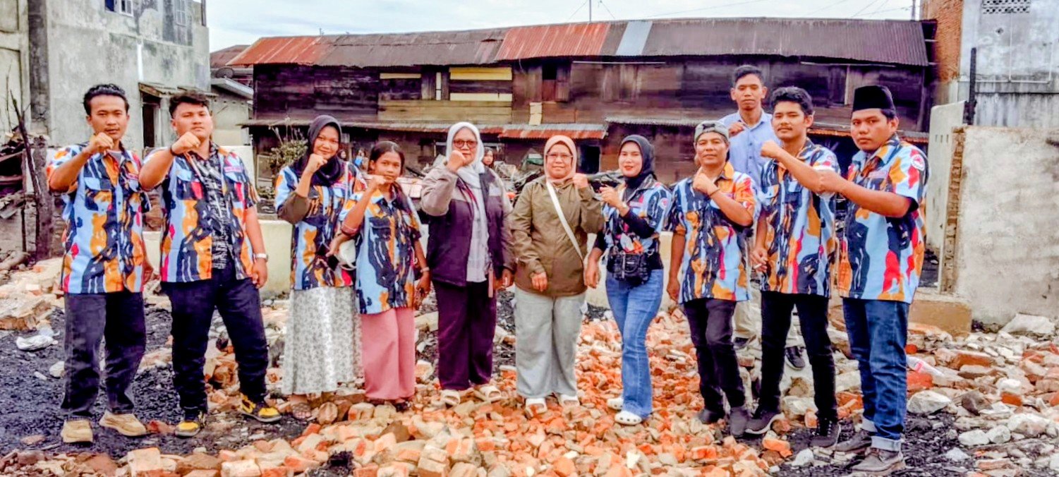DPD PKN Padangsidimpuan bersama warga di lokasi kebakaran Kelurahan Kantin