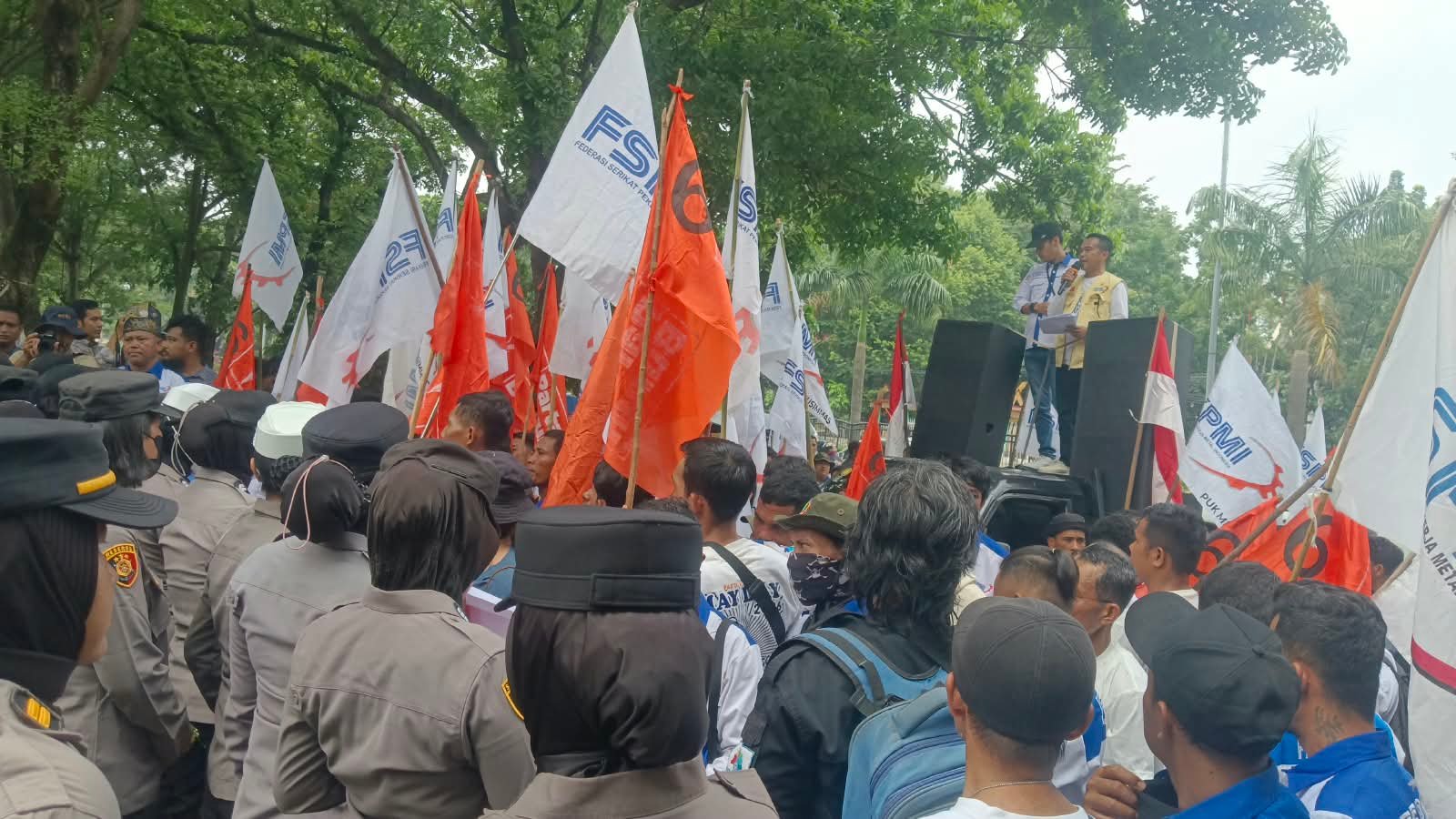 Ratusan Buruh FSPMI Kepung DPRD Riau, Desak Kenaikan Upah hingga Hapus Outsourcing