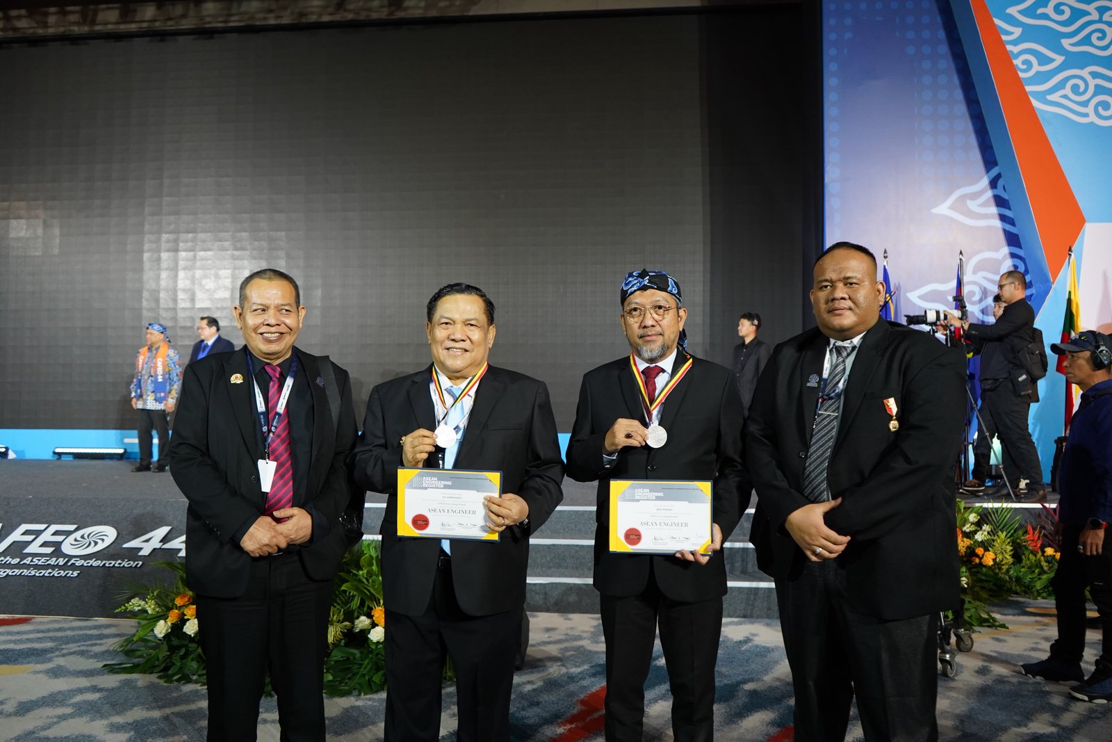 CAFEO ke-44 di Bandung, Plt Gubernur Riau SF Hariyanto Raih Gelar ASEAN Engineer
